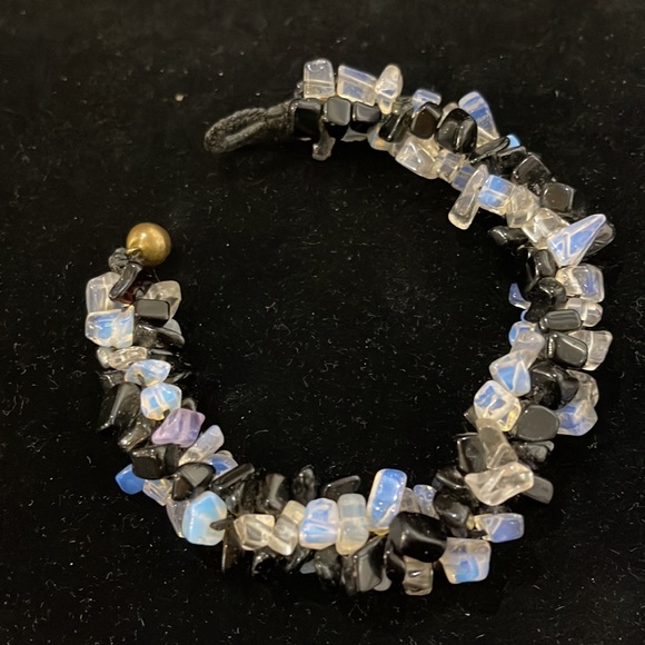 Beautiful opalescent chips mixed with onyx clear quartz crystal bracelet - Picture 6 of 10